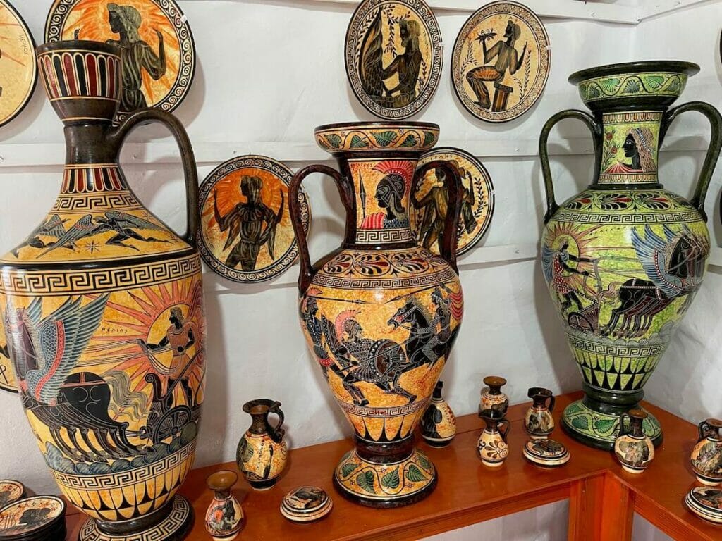Vasos e pratos gregos para vender na Savvas Ceramics, Lindos, Rhodes