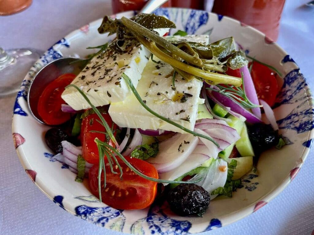 Una ensalada griega en el restaurante Paragas, Apóllona Village, Grecia
