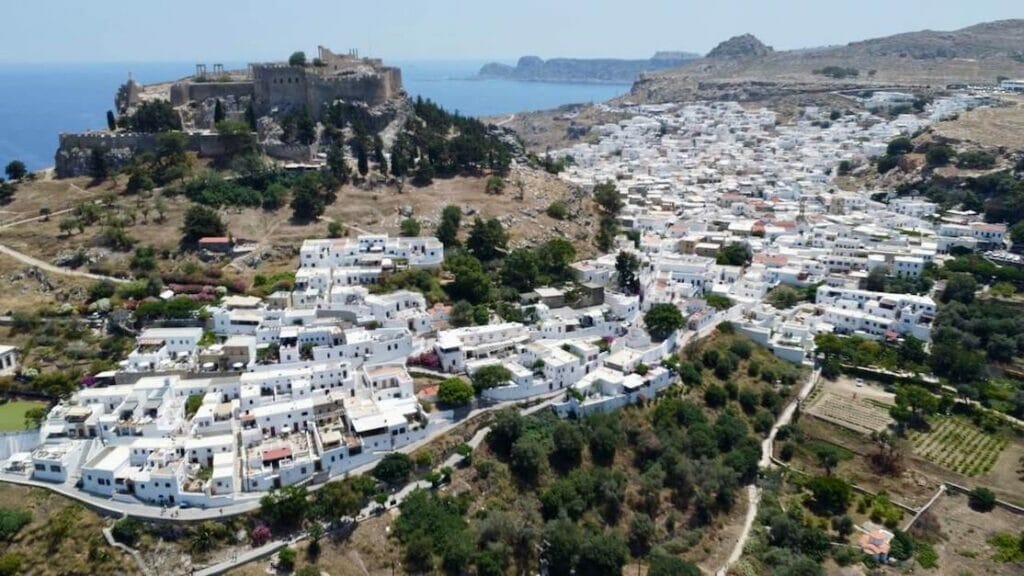 Vista aérea da cidade de Lindos, Grécia