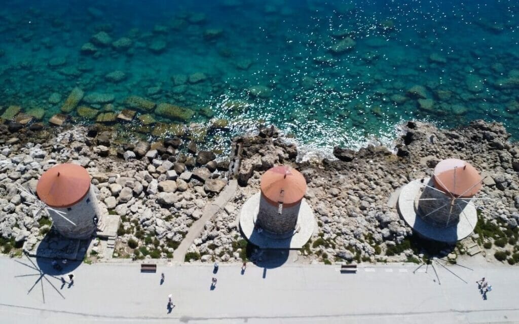Vista aérea dos três moinhos de vento de Rodes, Grécia