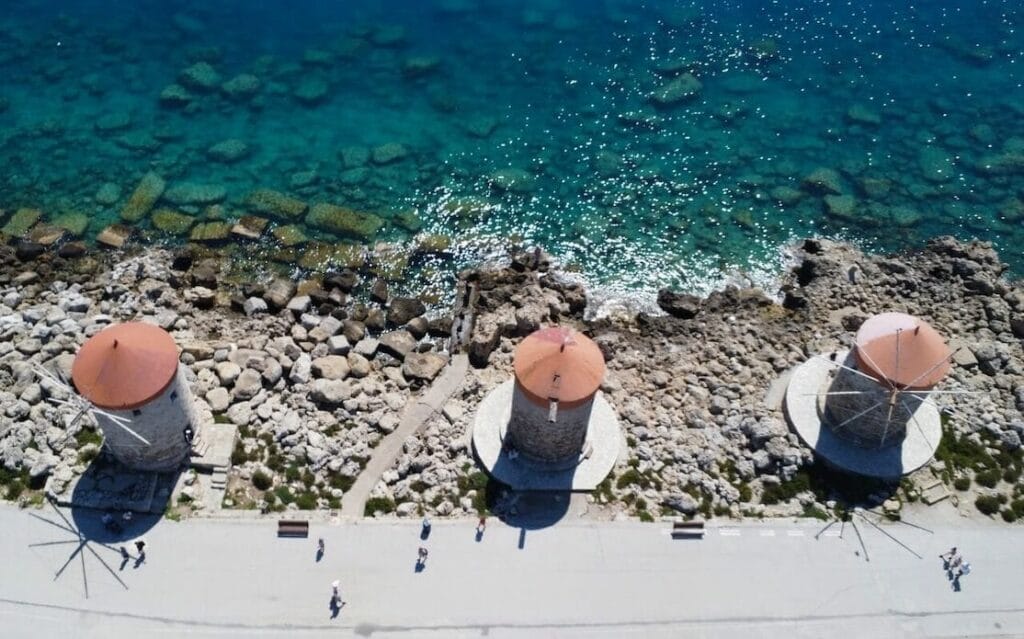 Vista aérea de los tres molinos de viento de Rodas, Grecia