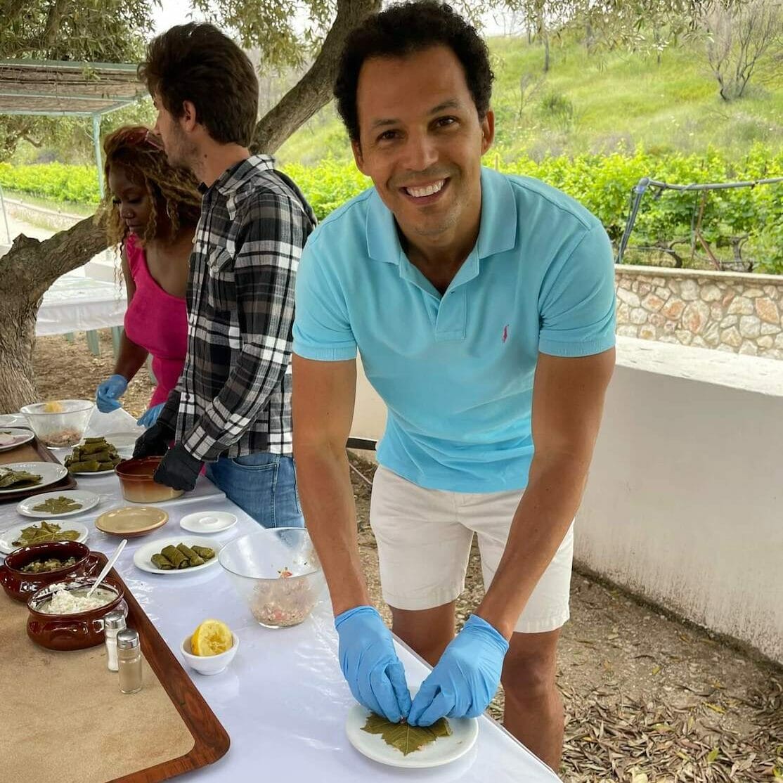 Pericles Rosa fazendo uma aula de culinária no Estate Anastasia Triantafillou, Rodes, Grecia