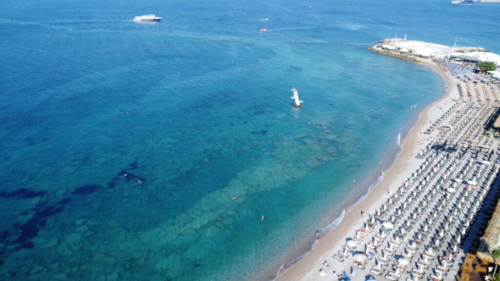 Vista aérea sobre la playa de Elli, Rodas, Grecia