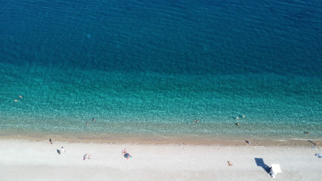 Vista aérea del mar de la playa de Traganou, Rodas, Grecia