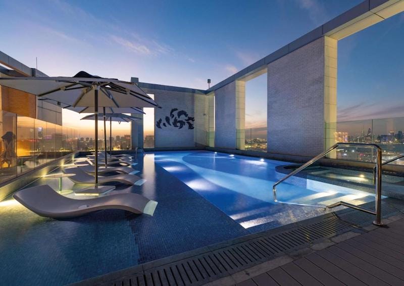A piscina exterior no último piso do Embassy Suites by Hilton - Doha Old Town, Qatar
