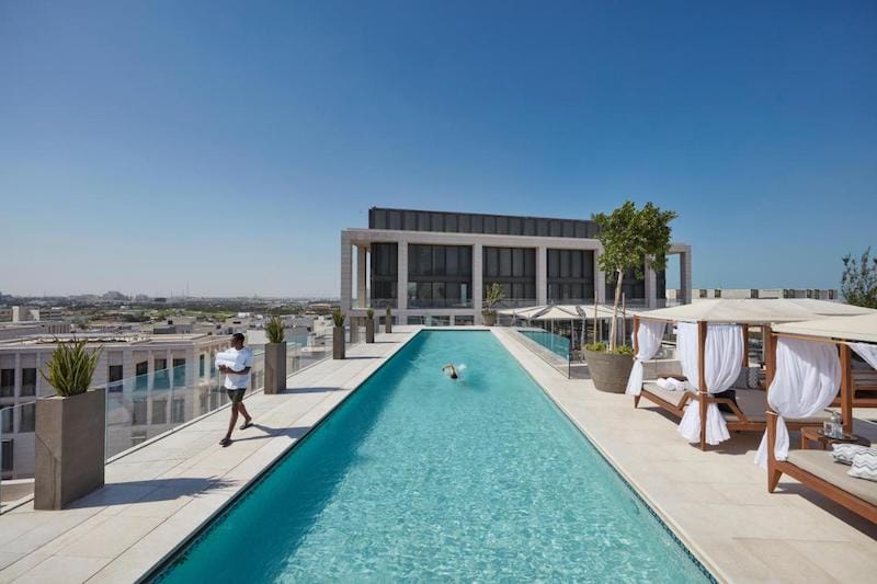 La piscina de la azotea del Hotel Mandarin Oriental, Doha, Qatar