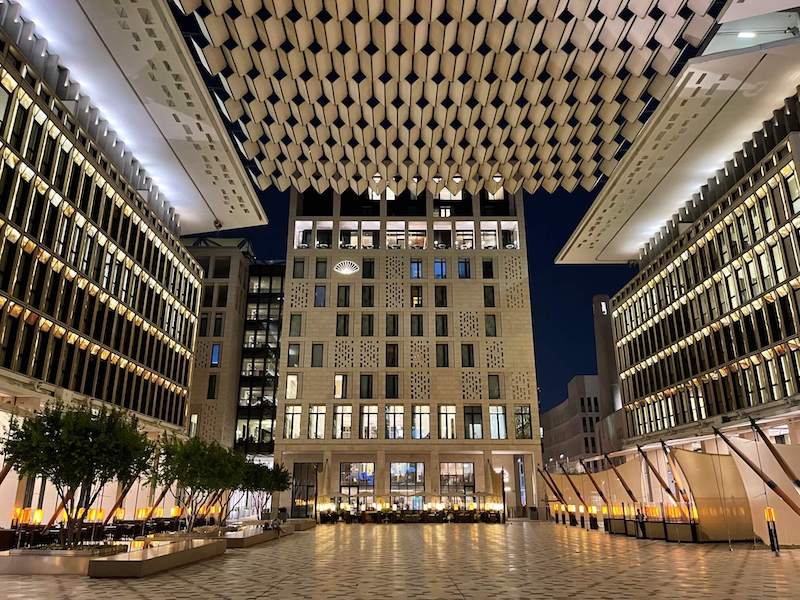 Patio del centro de Msheireb y el Hotel Mandarin Oriental, Doha, Qatar