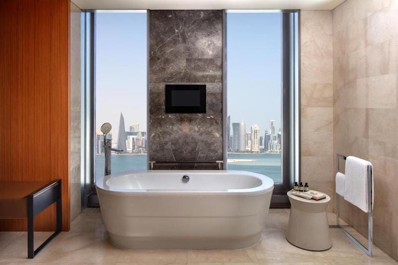 Una bañera de tubo con vistas al mar en el Park Hyatt Hotel, Doha, Qatar
