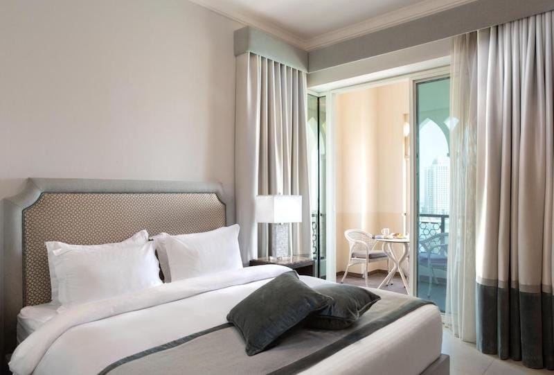 Uma cama de casal romm em Retaj Baywalk Residence, The Peral, Doha, Qatar