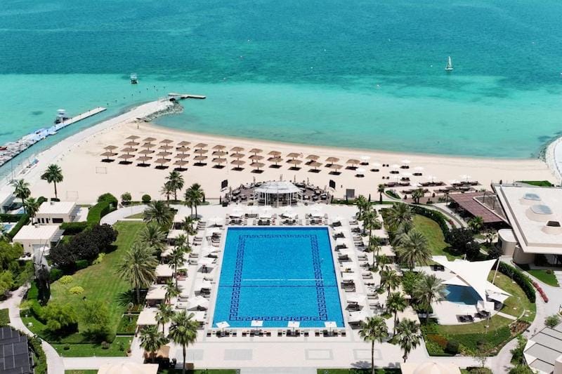 A área de praia e piscina privada do The St Regis Hotel, Doha, Qatar
