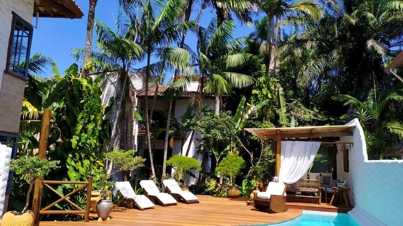 Piscina e jardim da Pousada Burundanga, Itacaré, Bahia, Brasil