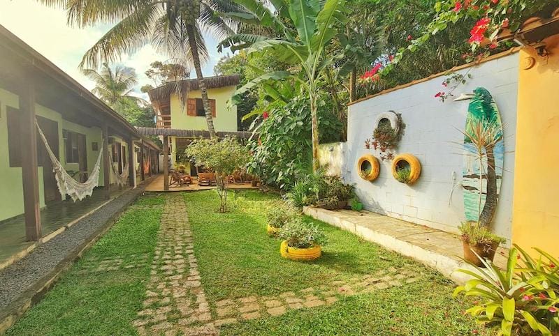 Área ajardinada da Pousada Tikuna, Itacaré, Bahia, Brasil