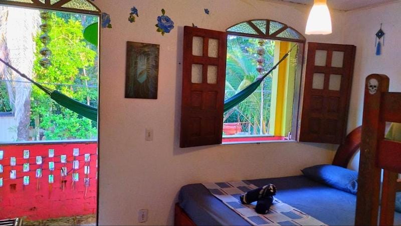 Quarto quádruplo com varanda do Jurema Hostel, Itacaré, Bahia, Brasil