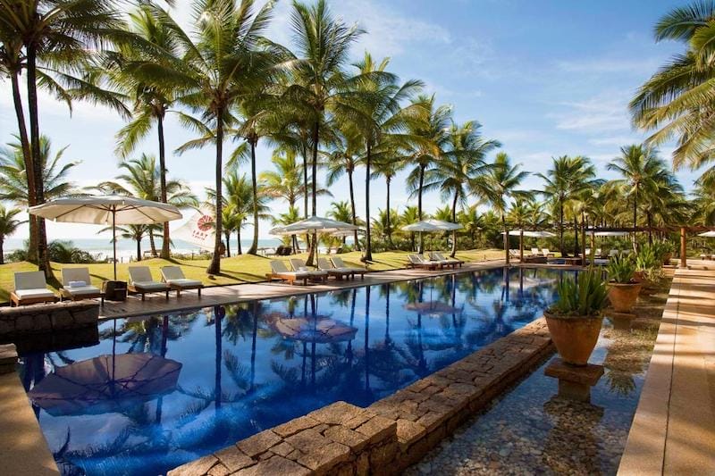 A área da piscina do Txai Resort, um dos melhores hotéis de Itacaré, Bahia, Brasil