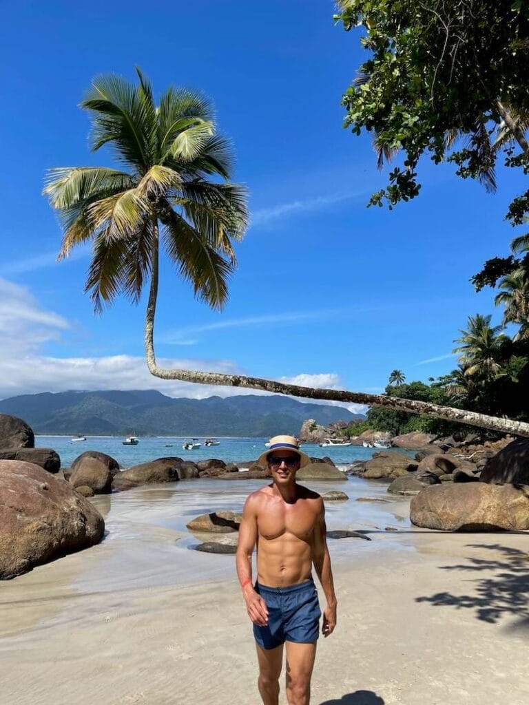 Péricles Rosa caminhando na Praia do Aventureiro, Ilha Grande, RJ, Brasil