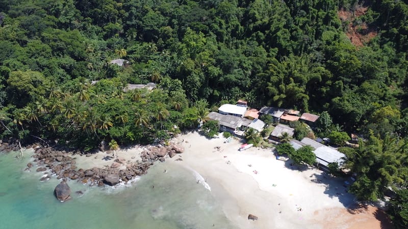 Vista aérea de la playa de Aventureiro, Ilha Grande, Río de Janeiro, Brasil