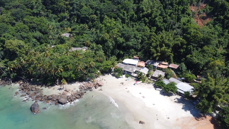 Vista aérea sobre a Praia do Aventureiro, Ilha Grande, Rio de Janeiro, Brasil