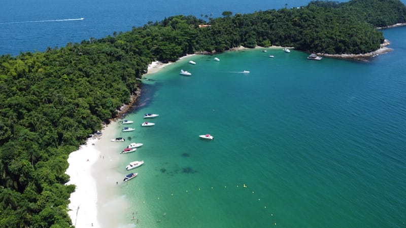 Vista aérea sobre a Ilha do Dentista, Ilha Grande, Brasil