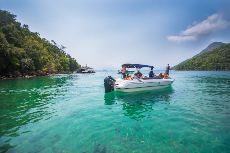 Pessoas em lancha rápida na Lagoa Verde, Ilha Grande, RJ, Brasil