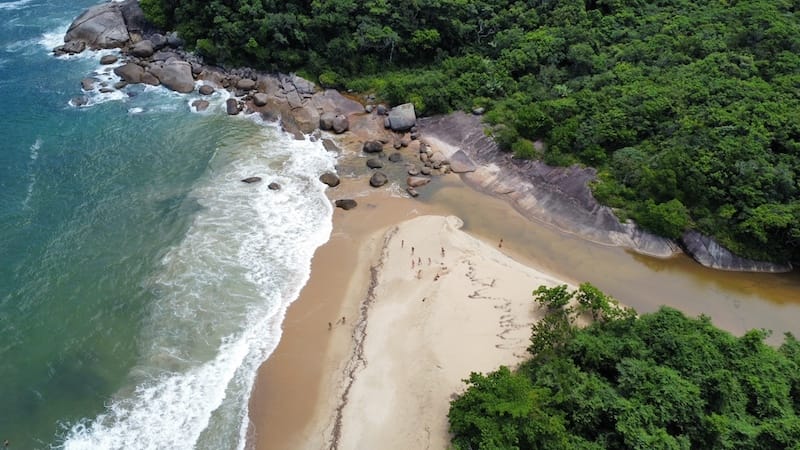 Vista aérea da Praia de Parnaioca onde o rio encontra o mar, Ilha Grande, Brasil