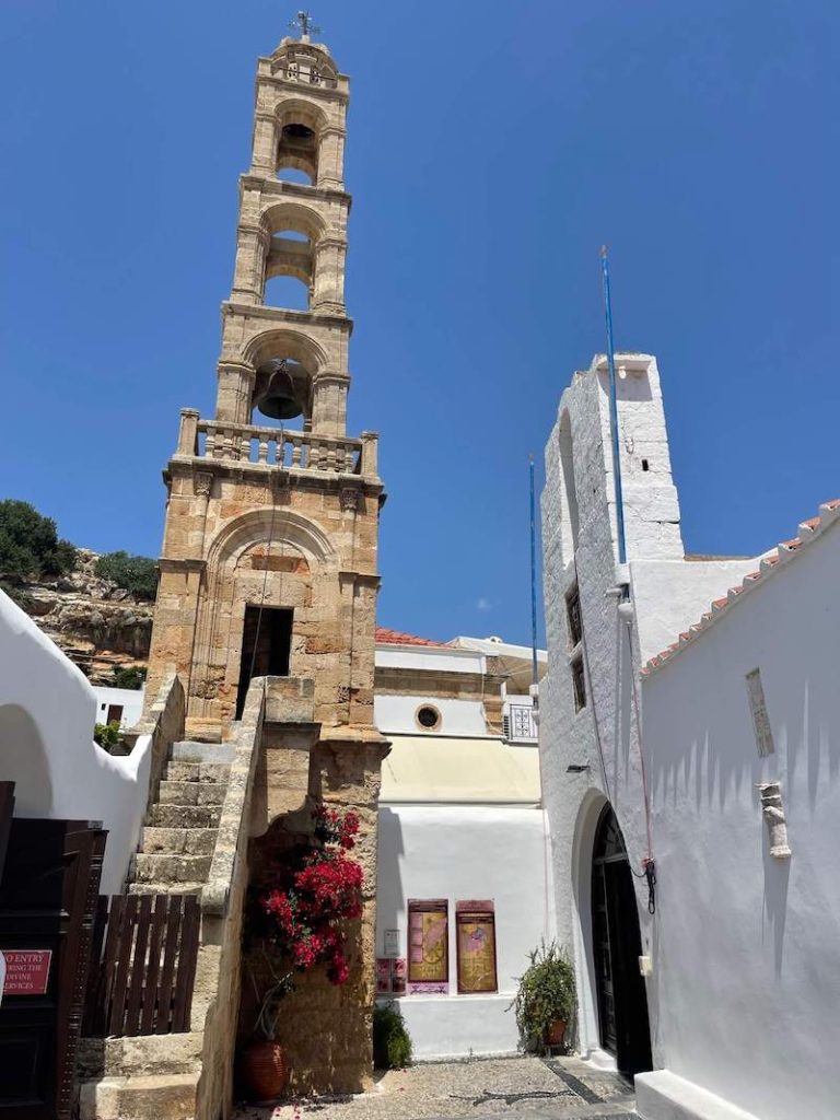 A torre sineira e a entrada da Igreja de Panagia em Lindos, Rodes, Grécia