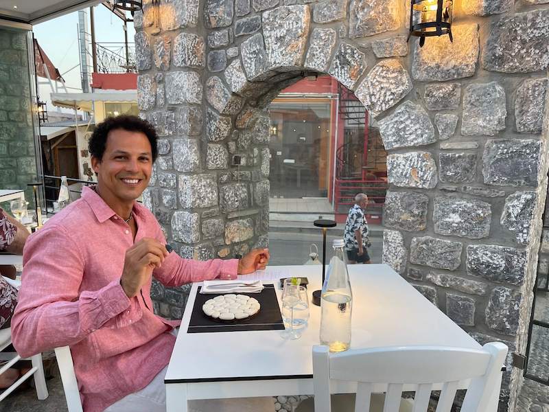 Pericles Rosa cenando en el restaurante Hellas, Pefki, Rodas, Grecia